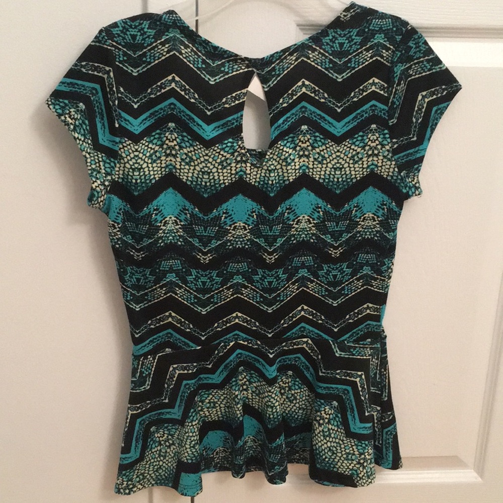 Short sleeve peplum patterned top